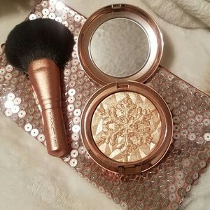 MAC Cosmetics "Whisper of Gilt" +Bag & brush